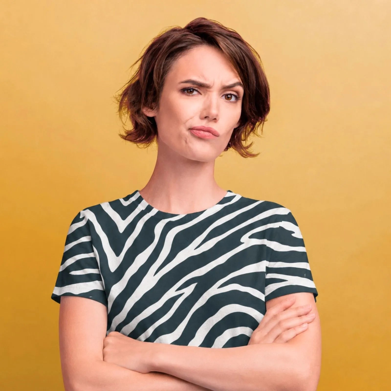 Femme en tee-shirt à rayures de zèbre illustrant l’univers de ZEBRESQUE, marque française de puzzles et d’objets singuliers pour les esprits atypiques, HPI, TDAH, TSA et hypersensibles.