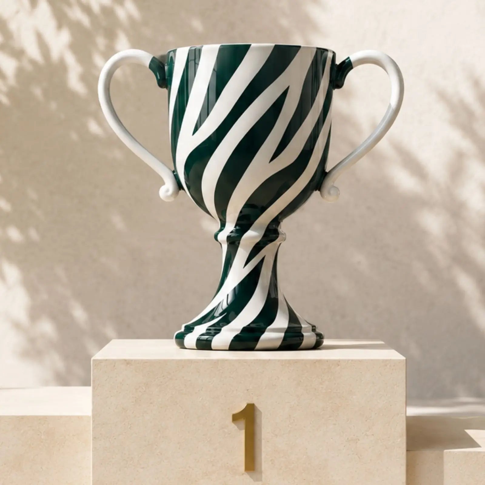 Trophée graphique aux rayures zèbre représentant les produits ZEBRESQUE les plus appréciés parmi les puzzles adultes 1000 pièces, les cartes postales et la papeterie ensemencée.