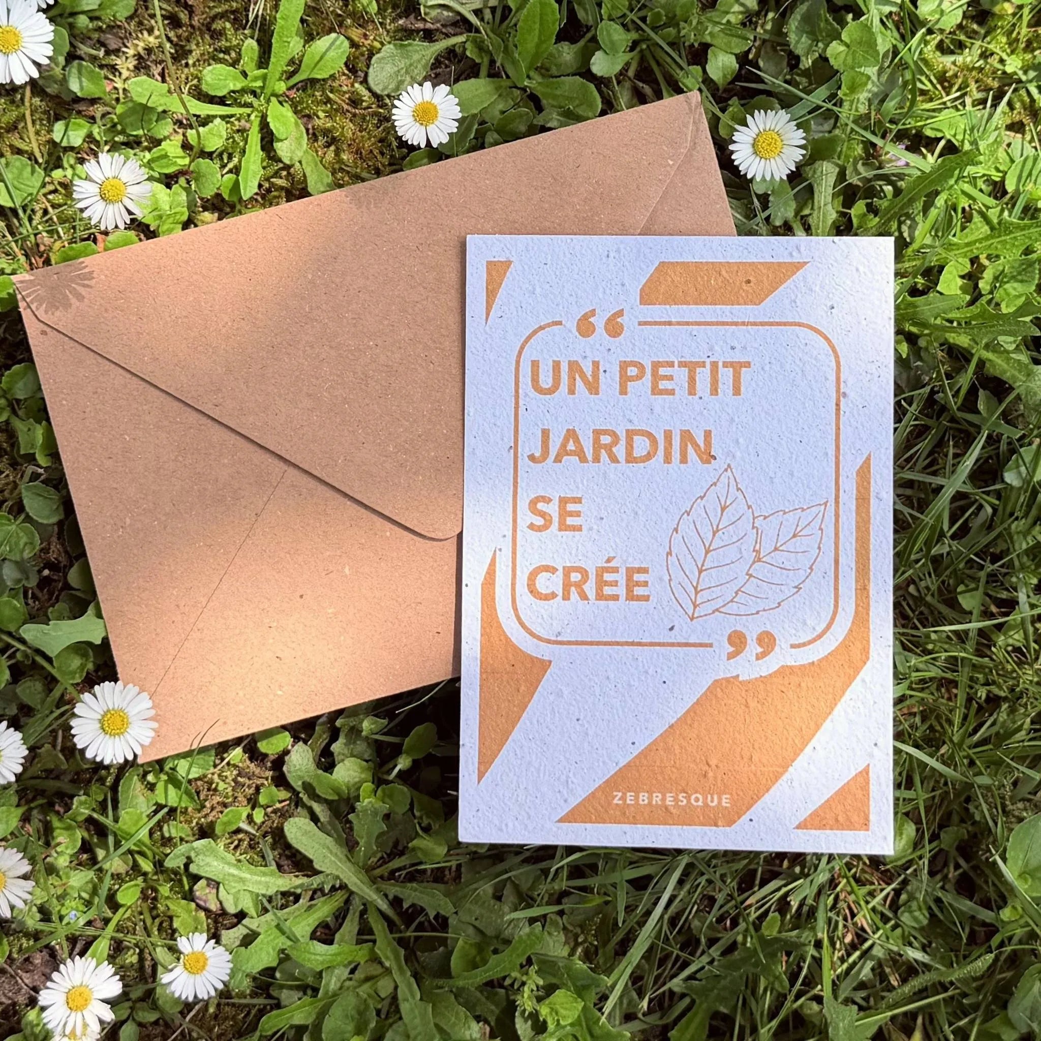 Carte à planter “Un petit jardin se crée” sur papier recyclé avec enveloppe kraft et fleurs sauvages dans l’herbe. Papeterie écologique ZEBRESQUE au style doux et contemplatif pour amateurs d’objets poétiques et créatifs