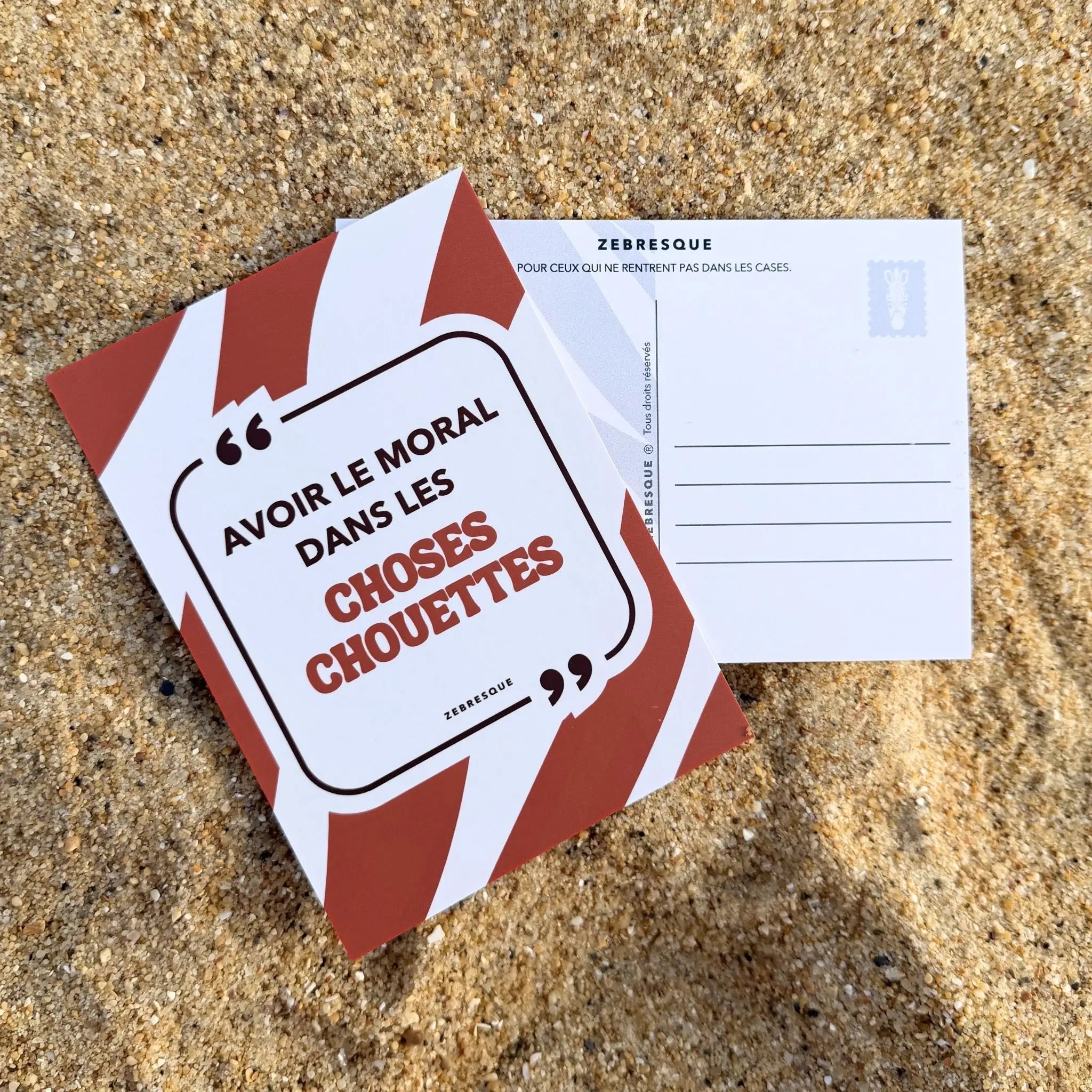 Carte postale ZEBRESQUE “Avoir le moral dans les choses chouettes” sur fond sable naturel. Papeterie créative et sensible pensée pour les amateurs de détails, d’objets singuliers et de moments simples qui font du bien.