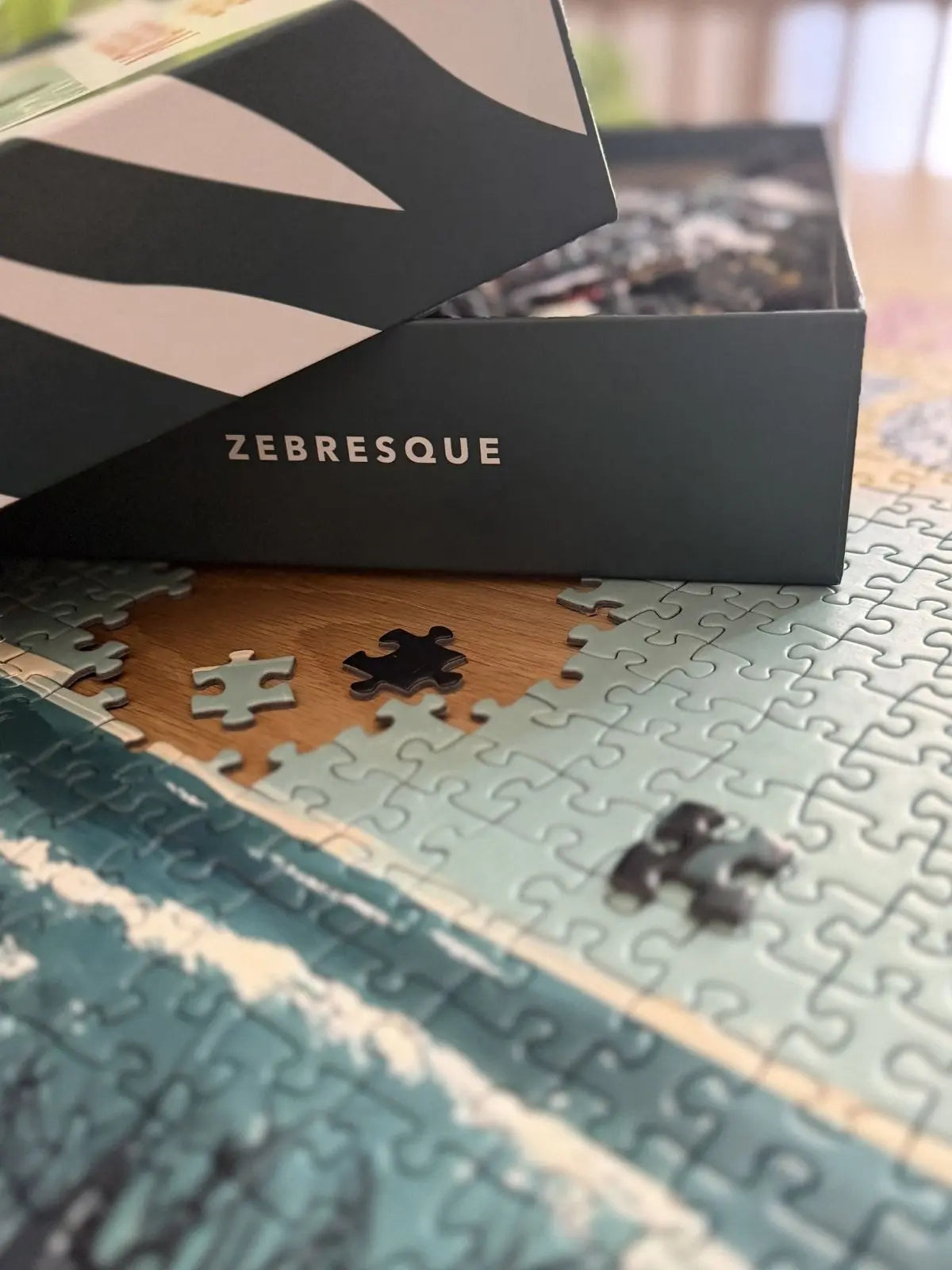 Assemblage d’un puzzle adulte ZEBRESQUE dans une ambiance calme et chaleureuse, associé à la détente, la concentration et aux pauses sans écran.
