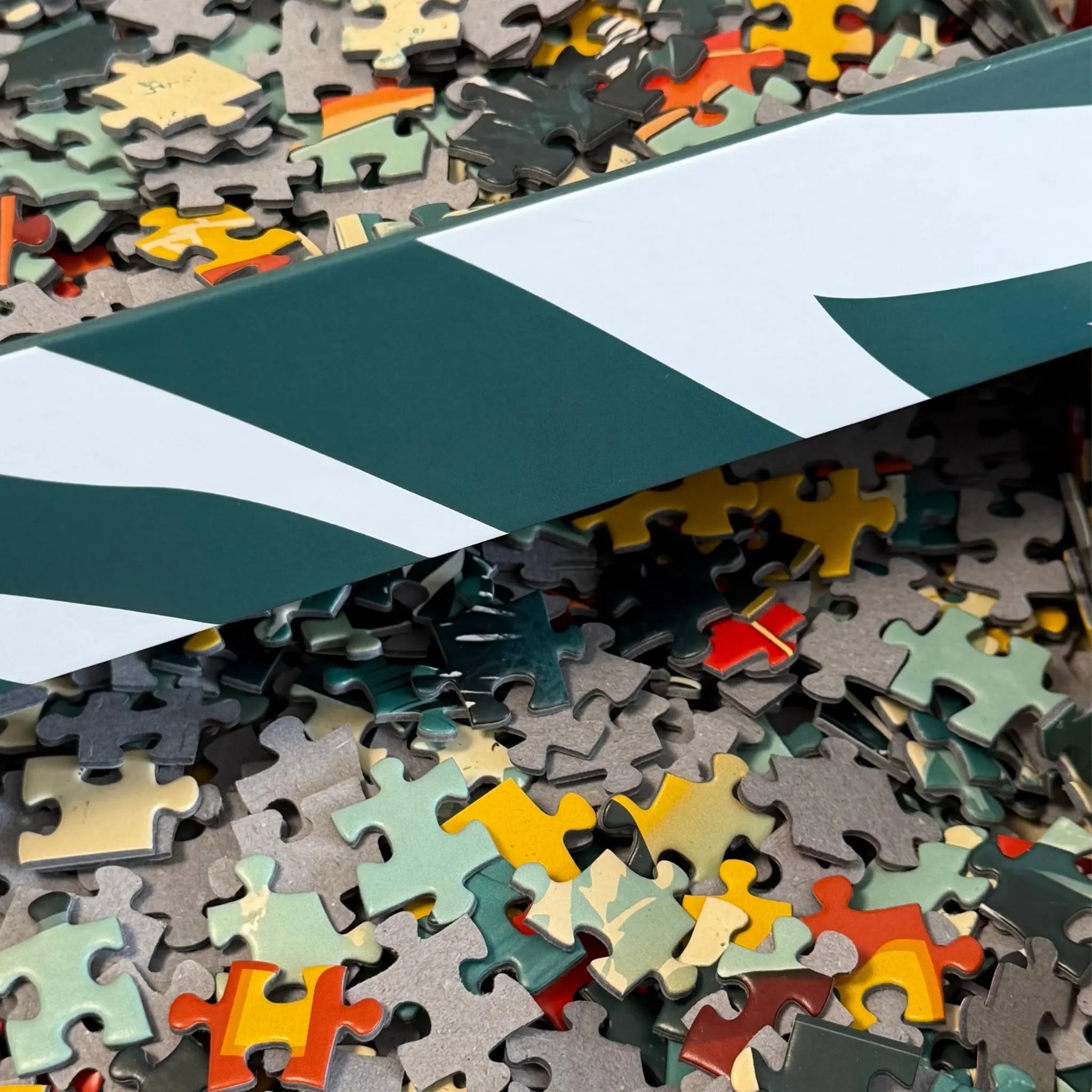 Détail des pièces du puzzle adulte 1000 pièces ZEBRESQUE « Aube Session » inspiré du surf, de l’océan et des ambiances bord de mer pour symboliser l'obsession de la passion