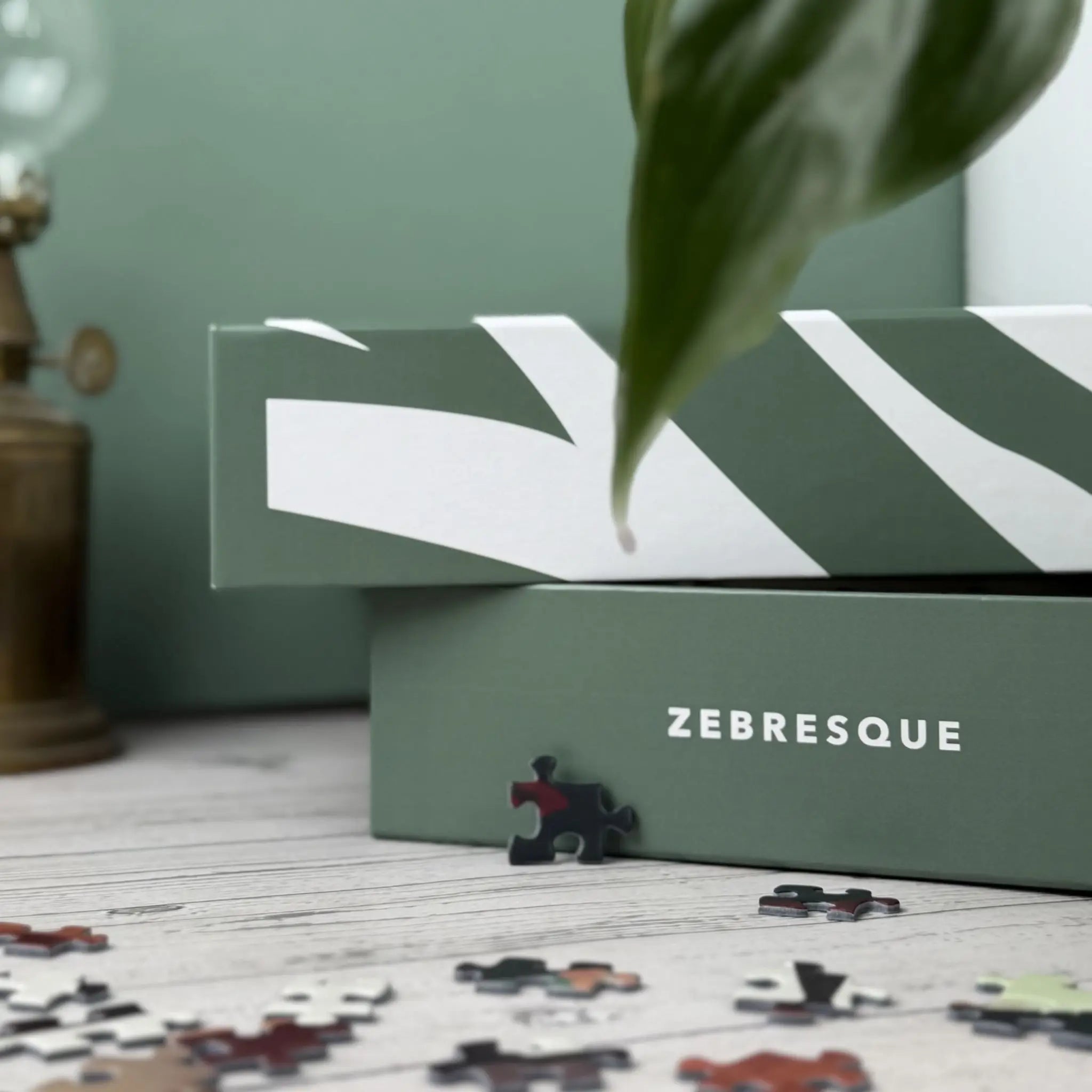 Packaging du puzzle adulte Une belle histoire ZEBRESQUE dans une ambiance slow life naturelle avec pièces de puzzle et décoration minimaliste pour ce puzzle sur l'amour et la nostalgie