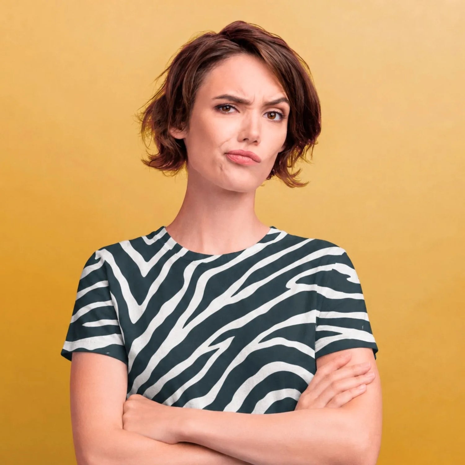 Femme en tee-shirt à rayures de zèbre illustrant l’univers de ZEBRESQUE, marque française de puzzles et d’objets singuliers pour les esprits atypiques, HPI, TDAH, TSA et hypersensibles.