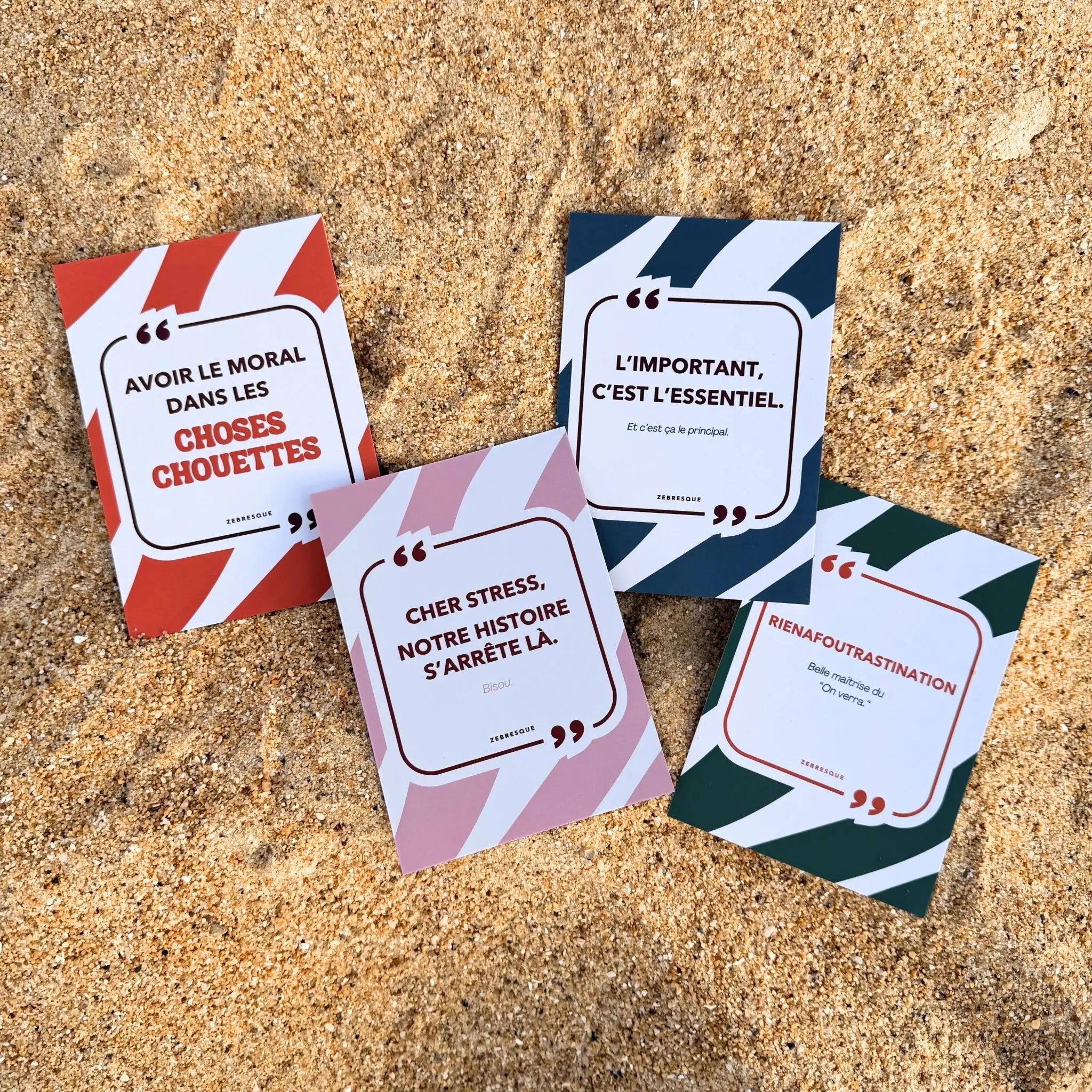 Cartes postales haut de gamme ZEBRESQUE au design éditorial et contemplatif. Des objets imprimés pour ralentir un instant, sourire doucement et collectionner les phrases qui ressemblent à des pensées laissées entre deux pièces de puzzle.