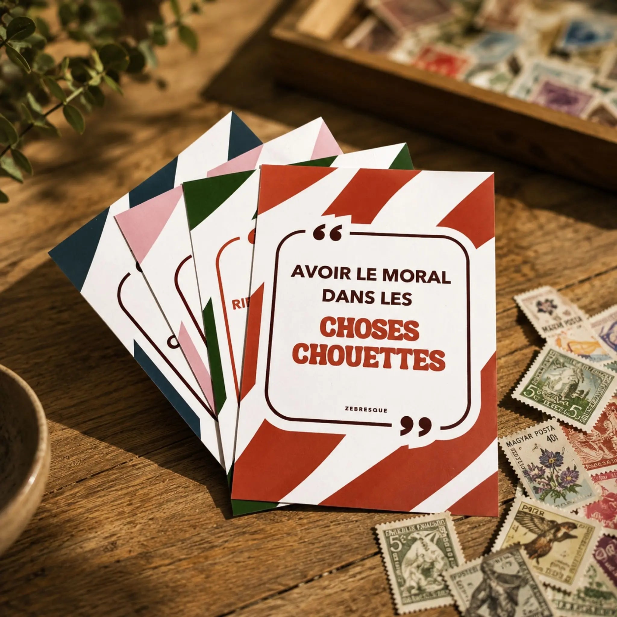 Collection de cartes postales premium ZEBRESQUE photographiée dans une ambiance rétro chaleureuse. Des créations françaises mêlant humour discret, graphisme minimaliste et pensées pour ceux qui ne rentrent pas dans les cases et aiment les puzzles.