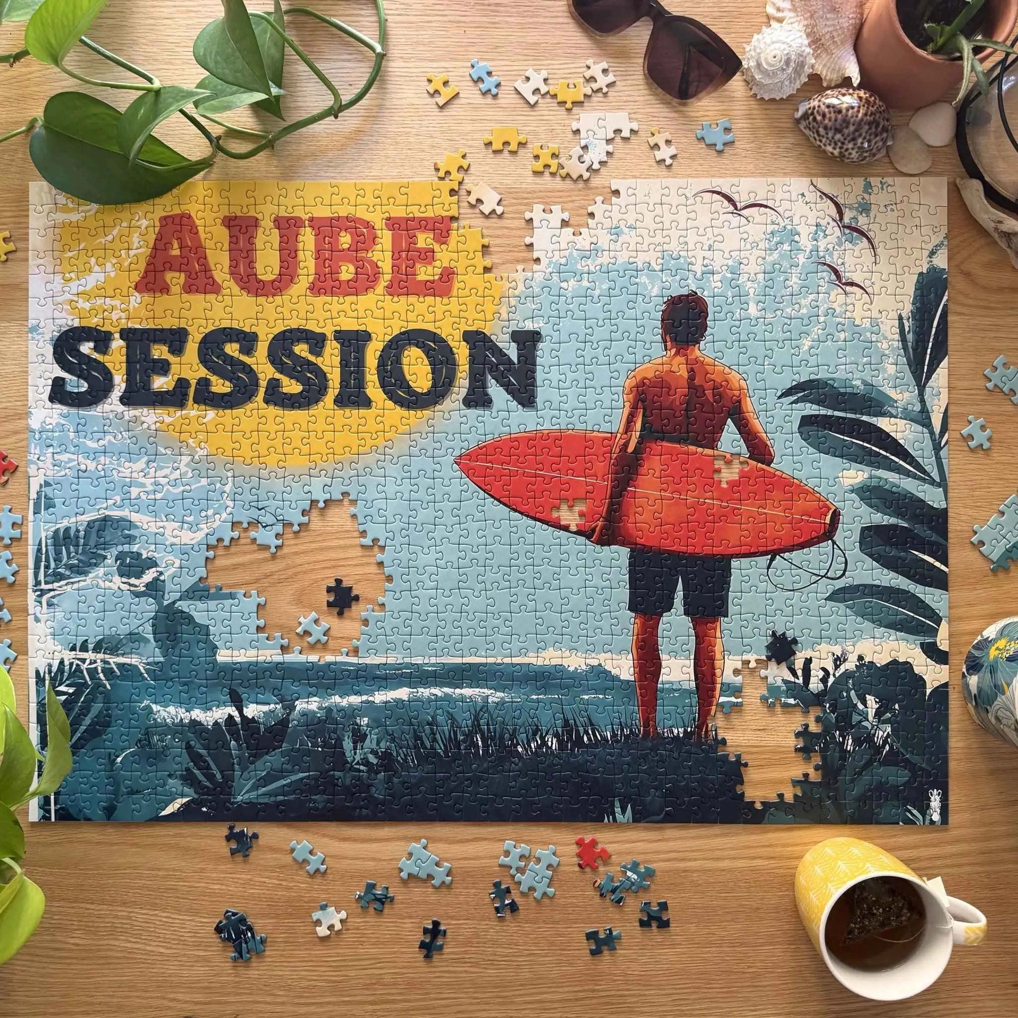 Puzzle adulte 1000 pièces ZEBRESQUE “Aube session” fabriqué en France, illustré avec un surfeur face à l’océan dans une ambiance vintage et contemplative. Un puzzle pensé pour les amateurs de surf, de nature, de moments calmes et de déconnexion sans écran.