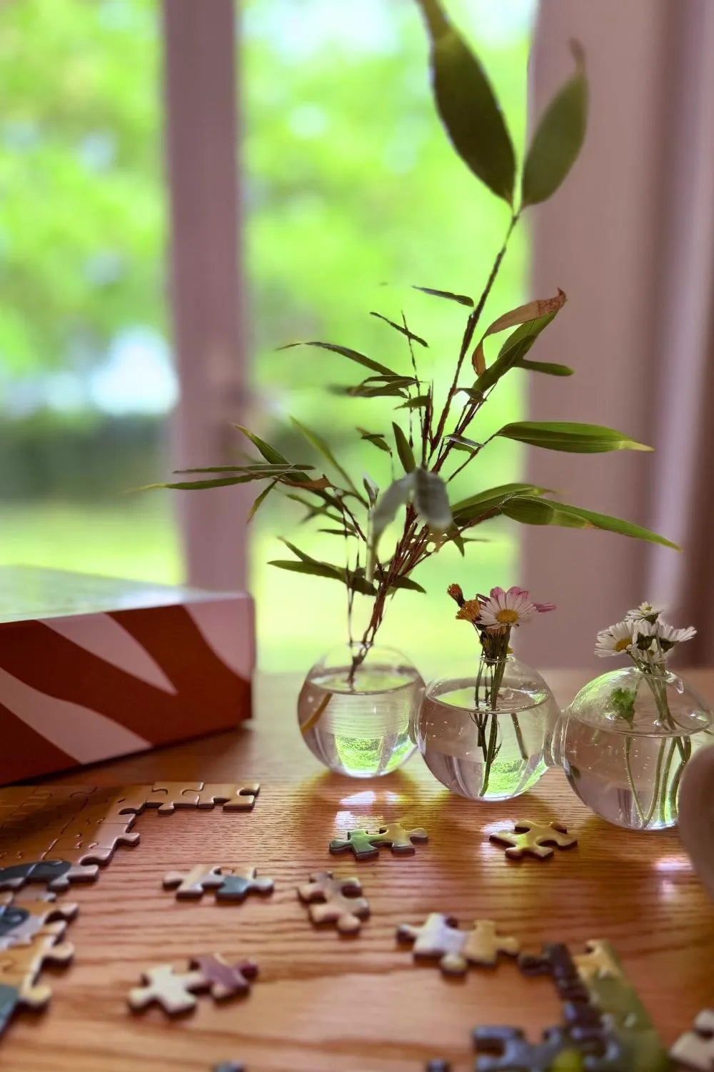 Ambiance puzzle adulte ZEBRESQUE “M’aimer dans les orties” avec pièces illustrées, lumière naturelle, fleurs et décoration intérieure apaisante. Un univers poétique et contemplatif autour du puzzle 1000 pièces fabriqué en France, pensé pour les amateurs de moments calmes, créatifs et sans écran