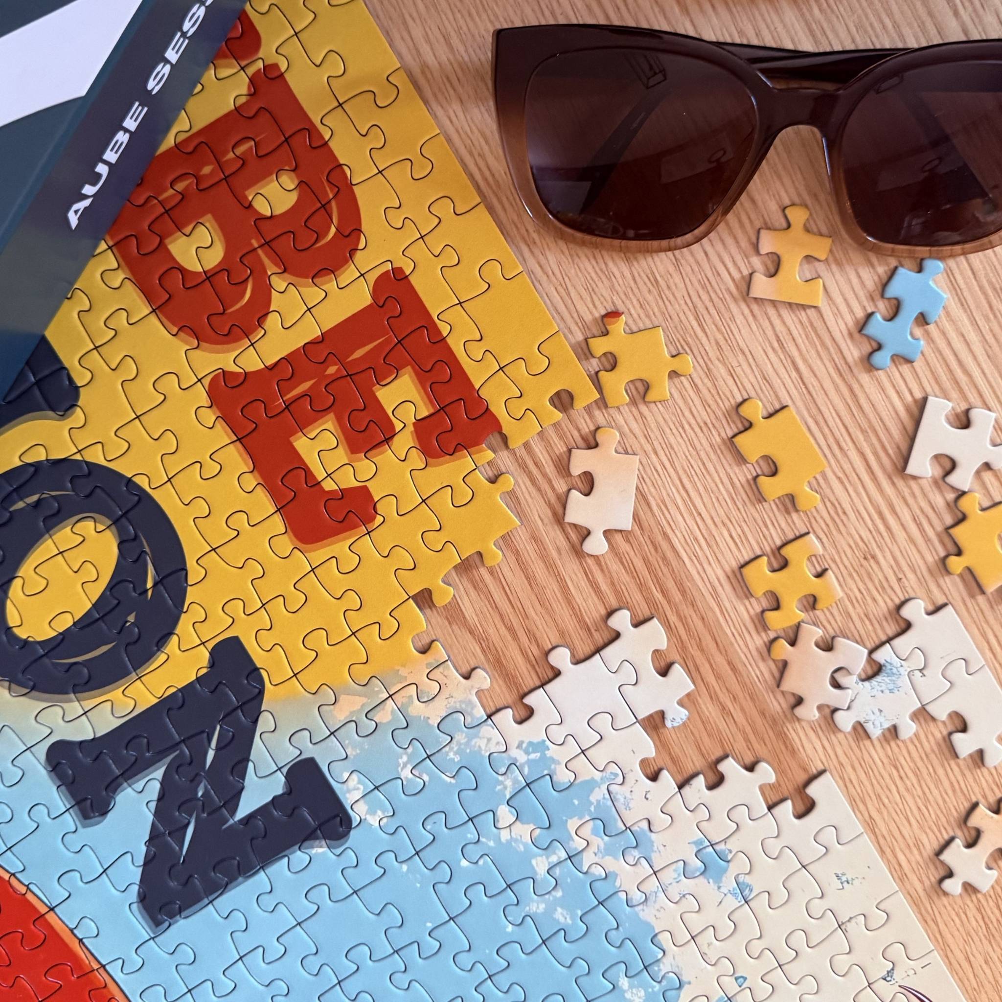 Puzzle adulte 1000 pièces ZEBRESQUE “Aube session” fabriqué en France avec ambiance bord de mer, lunettes de soleil et pièces colorées. Un puzzle original pensé pour les amateurs de surf, d’océan, de soleil et de moments calmes sans écran.