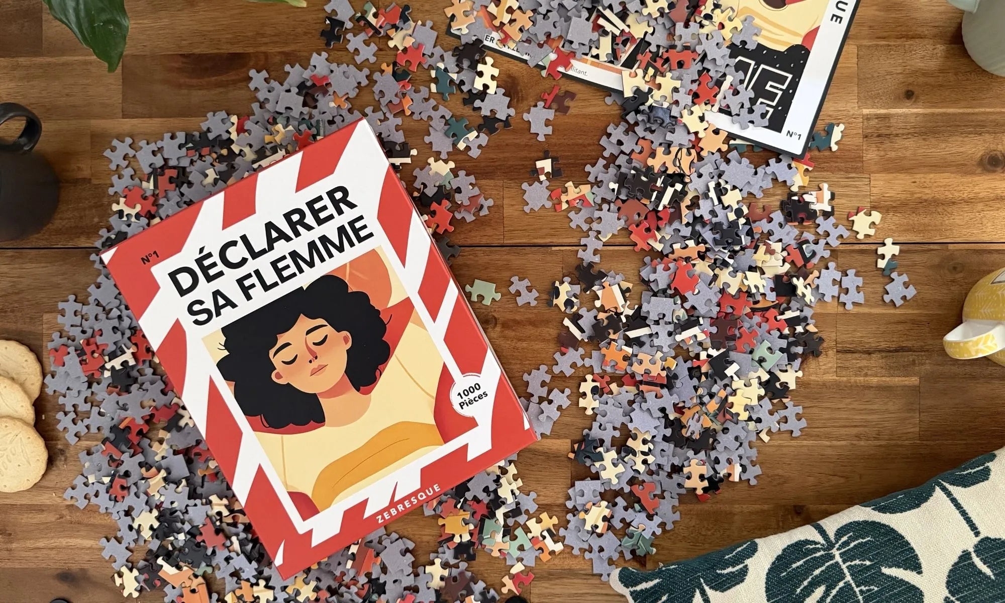 Commencer un puzzle adulte 1000 pièces ZEBRESQUE « Déclarer sa flemme » fabriqué en France posé sur une table en bois entouré de nombreuses pièces de puzzle dans une ambiance cocooning et slow life propice à une activité calme sans écran entre copines