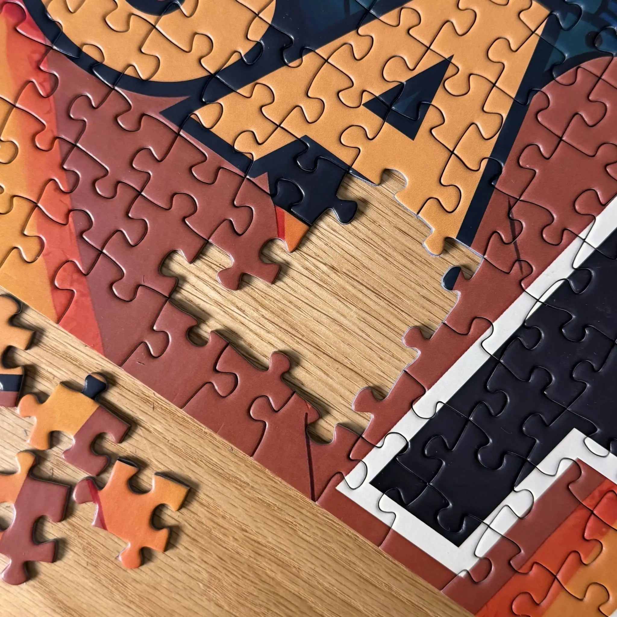 Gros plan sur un puzzle moderne adulte 1000 pièces ZEBRESQUE « Déclarer sa flemme » made in France avec une pièce manquante visible sur une table en bois et plusieurs pièces autour