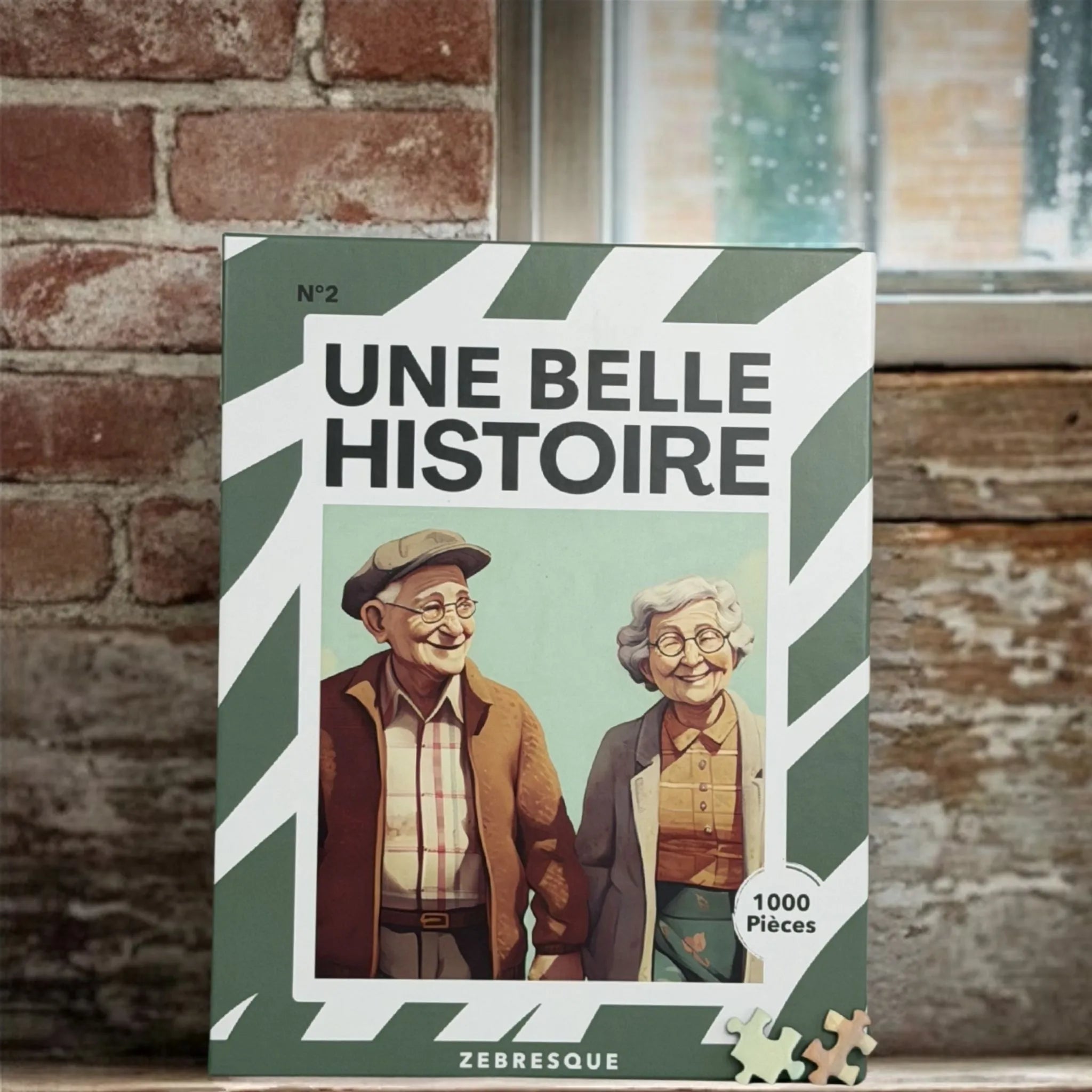 puzzle adulte 1000 pièces ZEBRESQUE “Une belle histoire” dans sa boite représentant un couple de seniors amoureux se promenant, dans une ambiance chaleureuse et apaisante pensée pour la déconnexion, le calme et les personnes sensible à l'amour au fil du temps