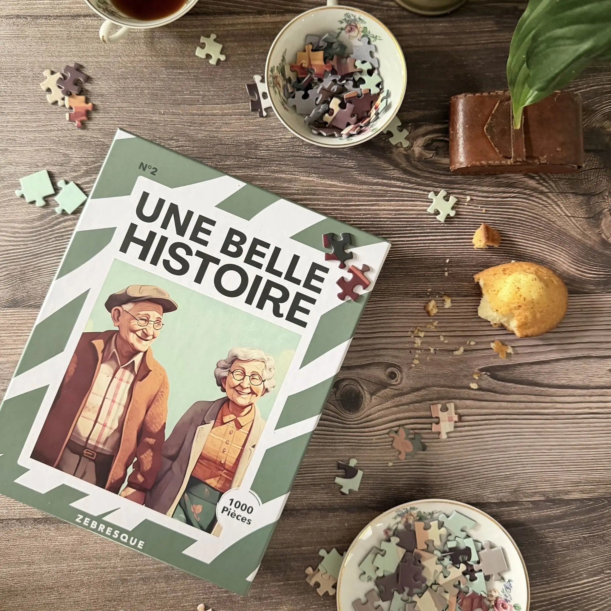 Puzzle adulte 1000 pièces ZEBRESQUE « Une belle histoire » avec illustration d’un couple de seniors dans une ambiance vintage chaleureuse avec thé, pièces de puzzle et biscuits